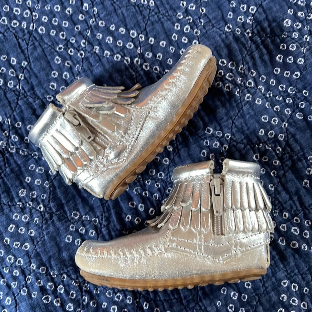Minnetonka Moccasins Silver Leather Ankle Booties Fringe Zip - Picture 2 of 11
